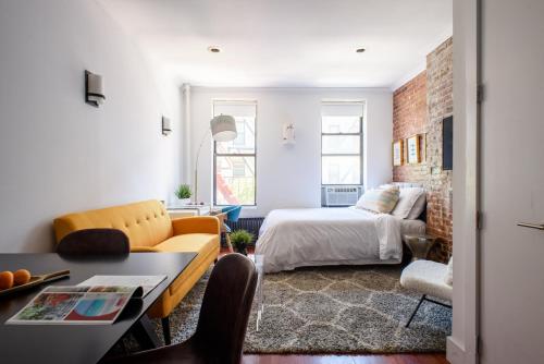 sala de estar con cama y sofá en 24-10 Studio Prime Gramercy WD in Unit en Nueva York