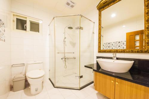 a bathroom with a sink toilet and a mirror at Yilan Amy B&B in Wujie