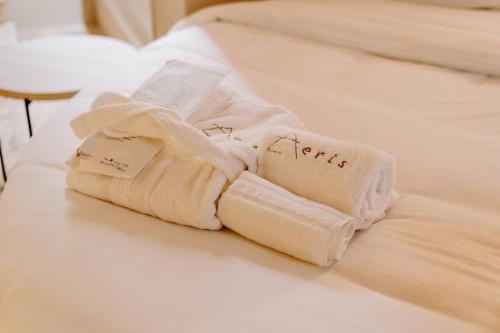 a couple of towels sitting on top of a bed at Aeris Suite & Relax in Polignano a Mare
