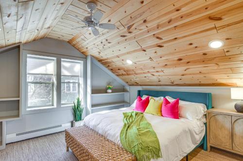 una camera con letto e soffitto in legno di Spacious Detroit Lakes Home Walk to Downtown! a Detroit Lakes