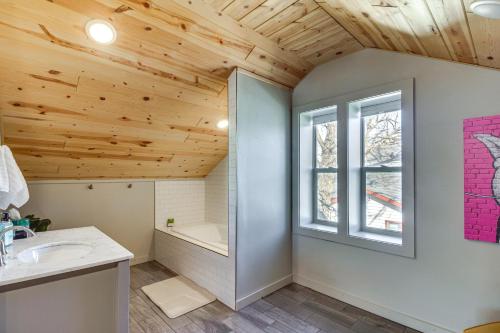 Ένα μπάνιο στο Spacious Detroit Lakes Home Walk to Downtown!