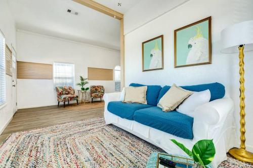 ein Wohnzimmer mit einem blauen Sofa und einem Teppich in der Unterkunft Beach Bum - Limited Steps - Minute Walk to Beach in Surfside Beach
