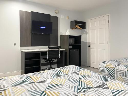 a bedroom with a bed and a desk with a computer at Motel 6-Morro Bay, CA in Morro Bay