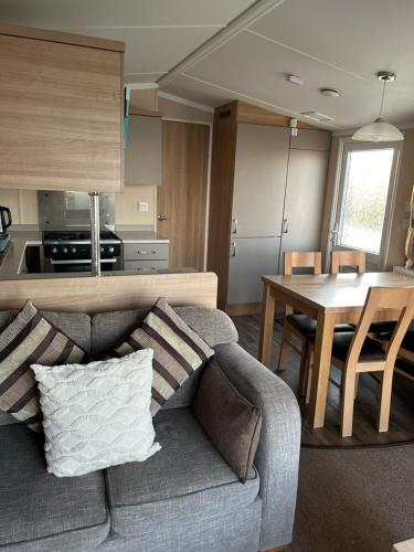 Dapur atau dapur kecil di Sea view luxury caravan
