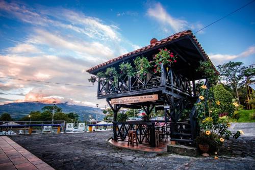 ein kleines Gebäude mit einem Tisch und Blumen in der Unterkunft La Cabaña Miraflores in Miraflores
