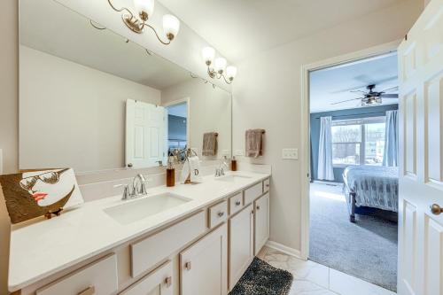 Bathroom sa Pet-Friendly Warrenville Townhome with Gas Grill!
