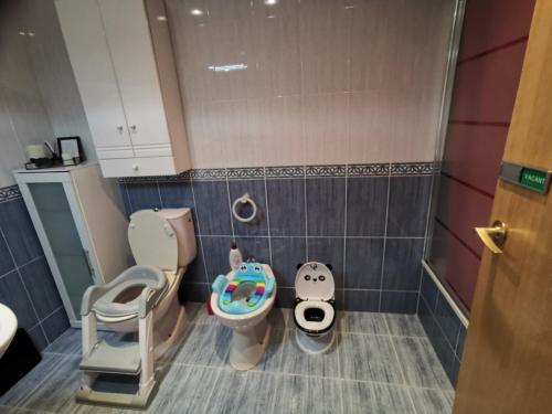 a toy bathroom with a toilet and a sink at Apartamento en la playa de Oropesa in Oropesa del Mar