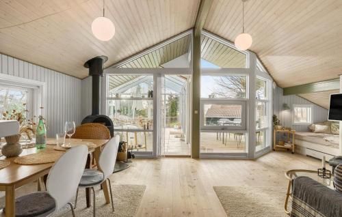 3 Bedroom Stunning Home In Mesingeにあるシーティングエリア