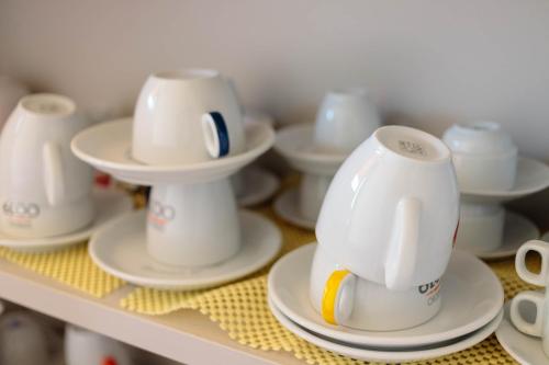 a group of cups and saucers on a shelf at Il tramonte in Vinchiaturo