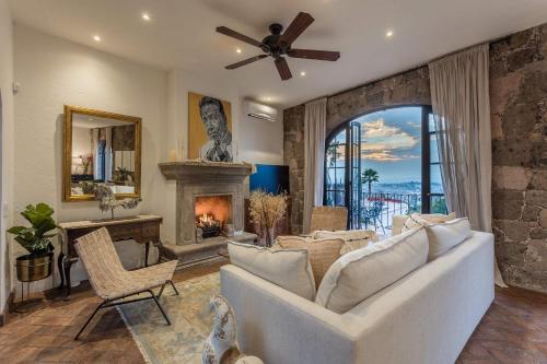 Ruang duduk di Panoramic Paradise 3BR Gem Overlooking San Miguel