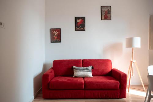 - Silla roja con almohada en la sala de estar en Comostay, en Como