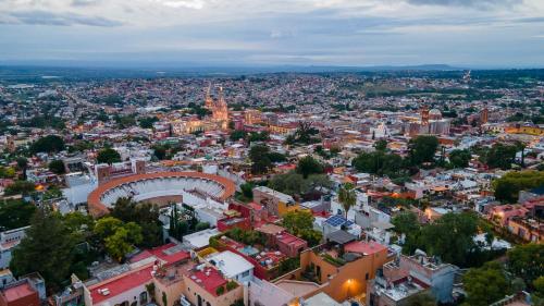 Pemandangan umum bagi San Miguel de Allende atau pemandangan bandar yang diambil dari rumah percutian