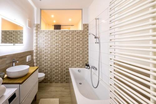 ein Badezimmer mit Badewanne, Toilette und Waschbecken in der Unterkunft Design Altstadtperle mit 2,5 Schlafzimmer- Waschmaschine - Parkplatz in Pirna
