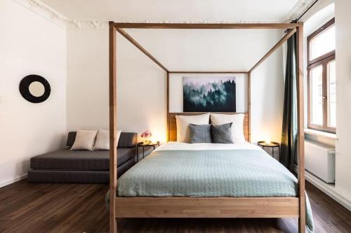 Un dormitorio con una cama con dosel y una falda en Design Appartment Altstadtperle auf Wunsch mit Parkplatz, en Pirna