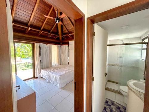 un dormitorio con una cama y un baño en Ecco Village - Serrambi, en Porto de Galinhas