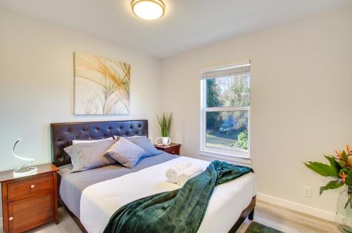 1 dormitorio con cama y ventana en Modern Woodinville Home with Hot Tub and Sauna!, en Woodinville