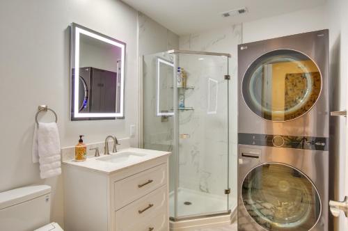 y baño con ducha, lavabo y espejo. en Modern Woodinville Home with Hot Tub and Sauna!, en Woodinville