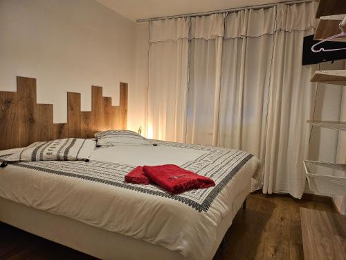een slaapkamer met een groot bed met een houten hoofdeinde bij L atelier in Sablons