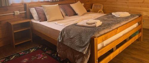uma cama com duas toalhas num quarto em AMLA “ Guesthouse “ em Shkodër