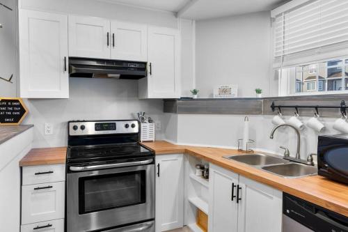 Køkken eller tekøkken på Stylish 1BR Duplex w/Free Parking & Wi-Fi