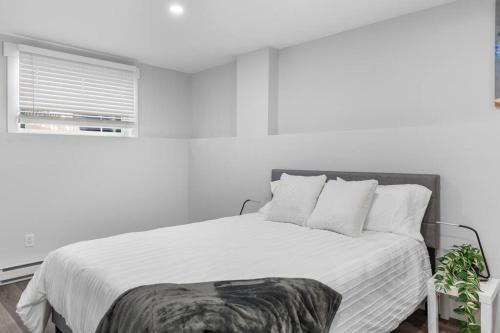 En eller flere senge i et værelse på Stylish 1BR Duplex w/Free Parking & Wi-Fi