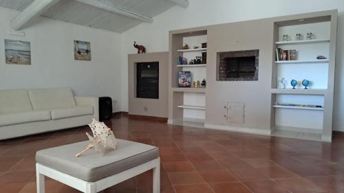 a living room with a couch and a table at LE 2 eMMe in Noto
