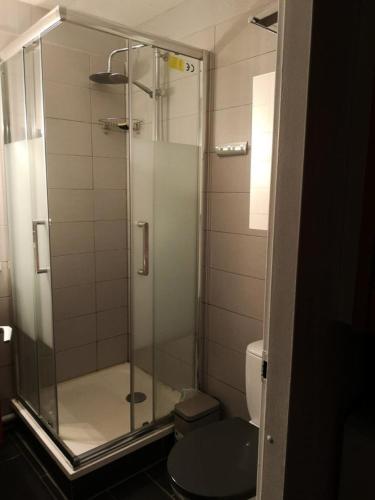 une salle de bain avec une douche en verre et des toilettes dans l'établissement Résidence Antigua - Appartement 2 pièces au rez-de-chaussée à LE BARCARES - CAP COUDALERE MAE-2244, au Barcarès