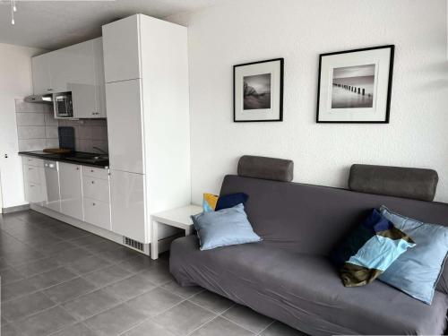 un salon avec un canapé et une cuisine dans l'établissement Résidence Palmyra - Appartement T2 au rez-de-chaussée à LE BARCARES-CAP COUDALERE MAE-9491, au Barcarès