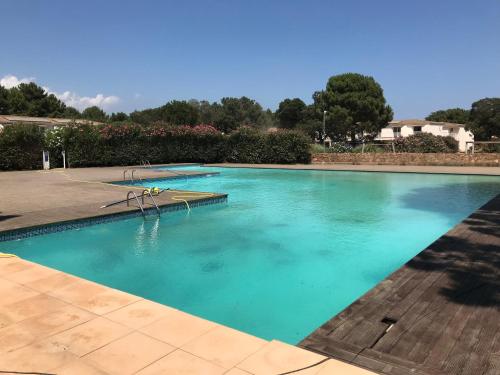 une grande piscine avec de l'eau bleue dans l'établissement Résidence Fiori di Cala Rossa, à Lecci
