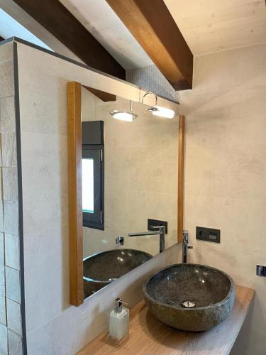a bathroom with two sinks and a large mirror at Panorama Europa in Ávila