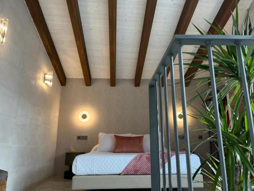 1 dormitorio con cama y planta en Panorama Europa, en Ávila
