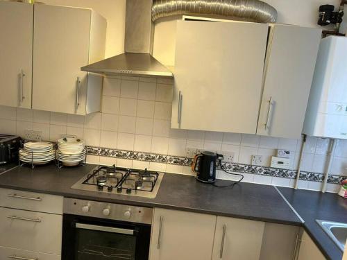 A kitchen or kitchenette at 30% Off Monthly Stay/2bed /Erith
