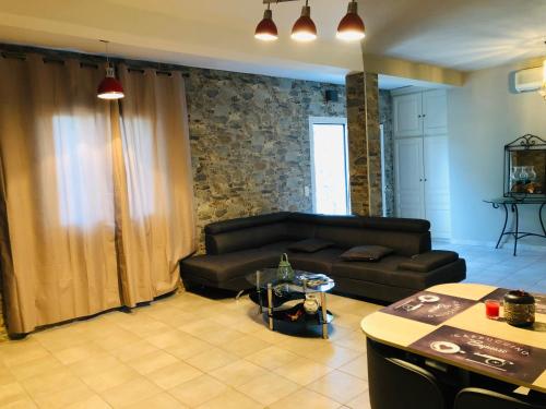 un salon avec un canapé et une table dans l'établissement Casa maria, à Porto-Vecchio