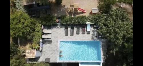 une vue aérienne d'une piscine dans une maison dans l'établissement Casa maria, à Porto-Vecchio