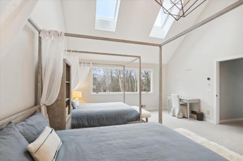 um quarto com 2 camas e uma janela em Stonybrook 79 em Stowe