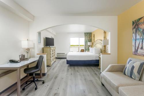 Postel nebo postele na pokoji v ubytování Hutchinson Island Hotel