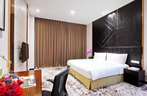 Ένα ή περισσότερα κρεβάτια σε δωμάτιο στο Crowne Plaza Shanghai Jinshan by IHG