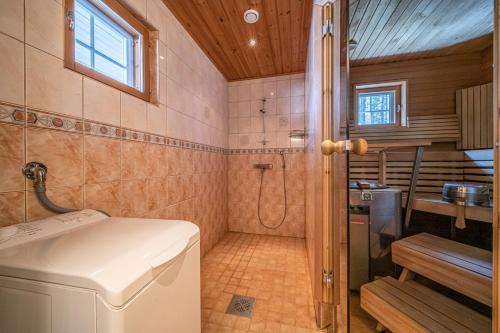 ein Bad mit einer ebenerdigen Dusche und einem Waschbecken in der Unterkunft Toukola by Hi Ylläs in Ylläsjärvi