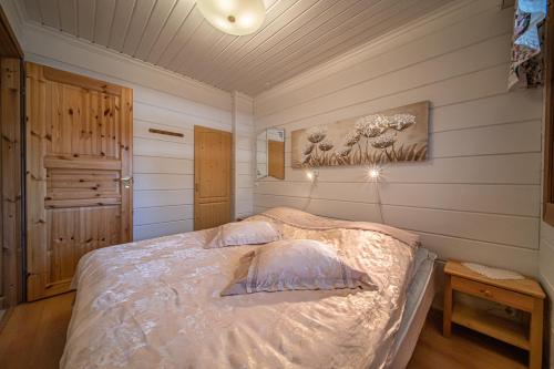 ein Schlafzimmer mit einem Bett in einem Zimmer in der Unterkunft Toukola by Hi Ylläs in Ylläsjärvi