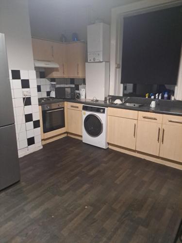 kuchnia z kuchenką i zmywarką do naczyń w obiekcie Rooms to rent in a shared house - Short & Long Stay w mieście Huddersfield