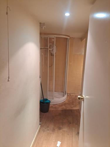 La salle de bains est pourvue d'une douche et de toilettes. dans l'établissement Rooms to rent in a shared house - Short & Long Stay, à Huddersfield