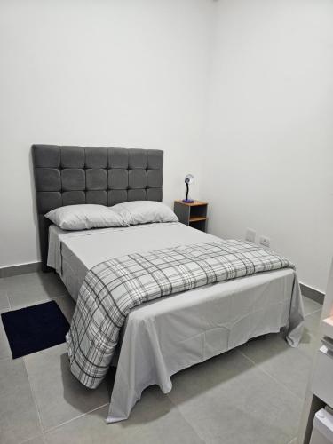 Ένα ή περισσότερα κρεβάτια σε δωμάτιο στο RESIDÊNCIAl JARDIM MAZZA LOFT STUDIO 01