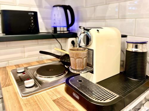 eine Kaffeemaschine auf einer Theke in einer Küche in der Unterkunft DOMspitzen-BLICK, cooles 2 Zimmer Apt mit Küche und Smart-TV in Köln