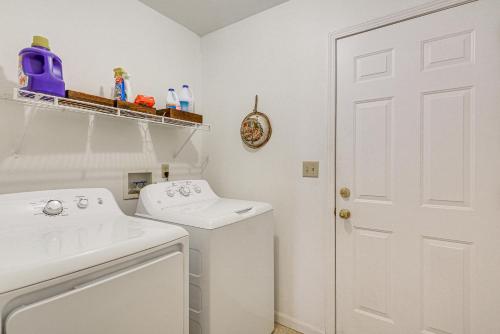 lavadero blanco con fregadero y lavadora en Stockton Home with Deck and Gas Grill about 1 Mi to Lake!, en Stockton