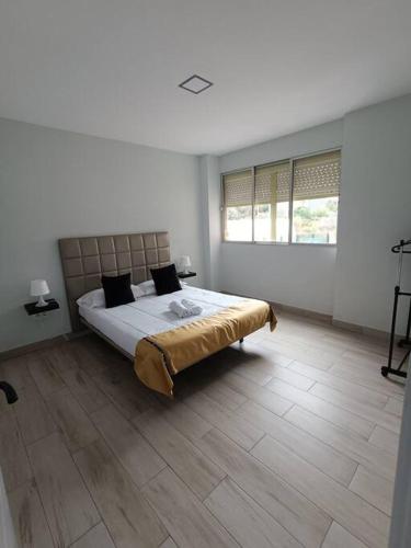 um quarto com uma cama grande num quarto em Buenavista5 em Las Palmas de Gran Canaria