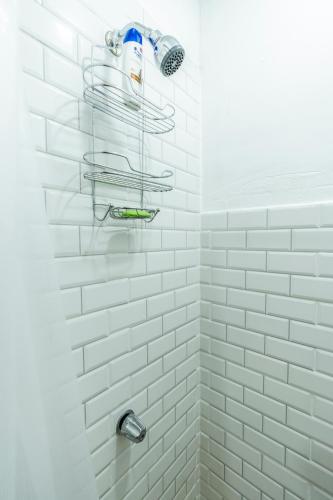y baño con ducha de azulejos blancos. en Mini apartamento Penonomé, en Penonomé