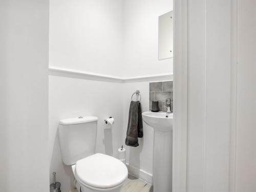 uma casa de banho branca com um WC e um lavatório em Snap Pad - Uk46421 em Royal Tunbridge Wells