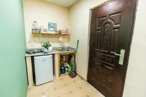 a kitchen with a large wooden door and a counter at Mini apartamento Penonomé in Penonomé