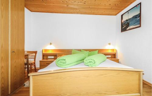 トバーディルにあるStunning Apartment In Tobadill With 1 Bedrooms And Wifiのベッドルーム1室(緑の枕が付いたベッド1台付)