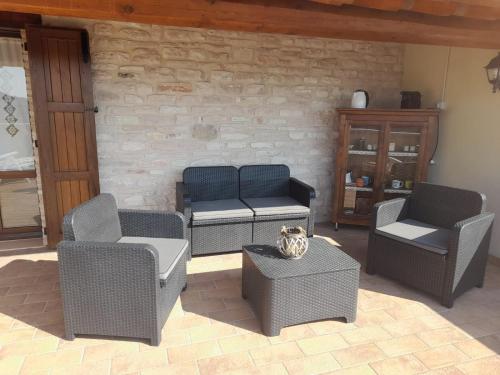 a patio with chairs and a cat sitting on a table at Rustic Country House in Smirra